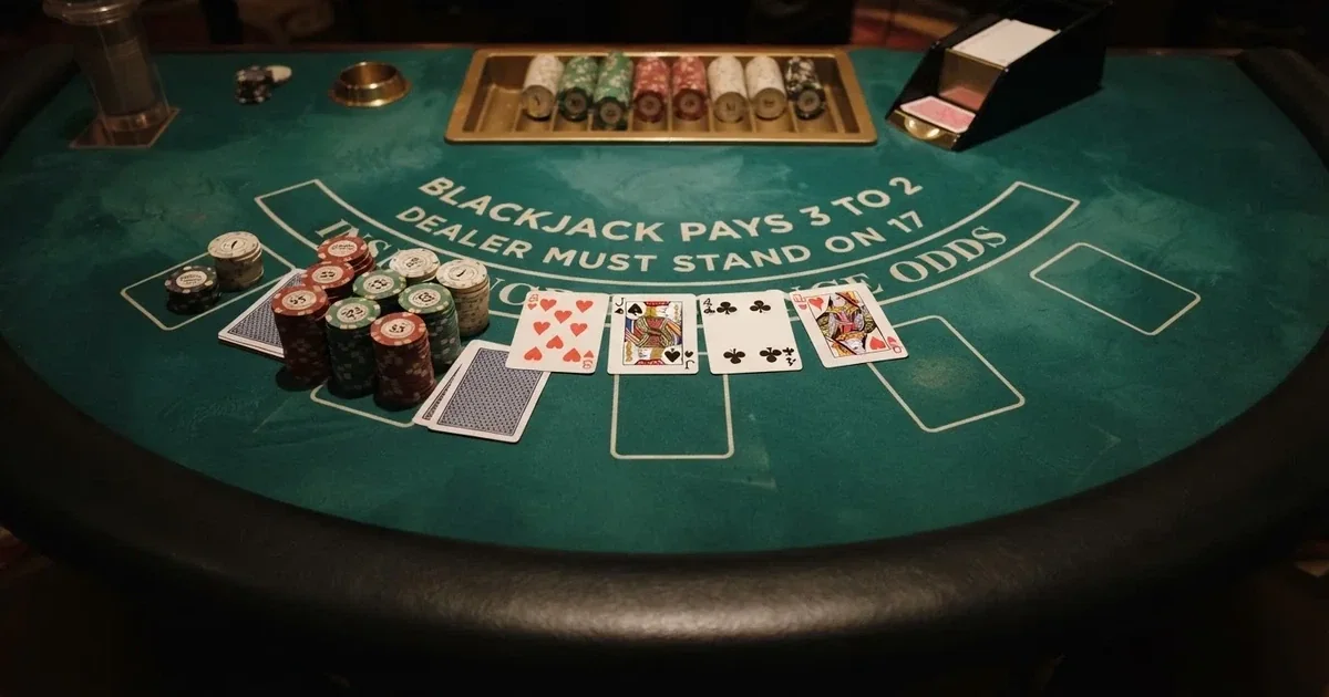 Opplyst spillebord med kort, sett ovenfra — beste blackjack i norge